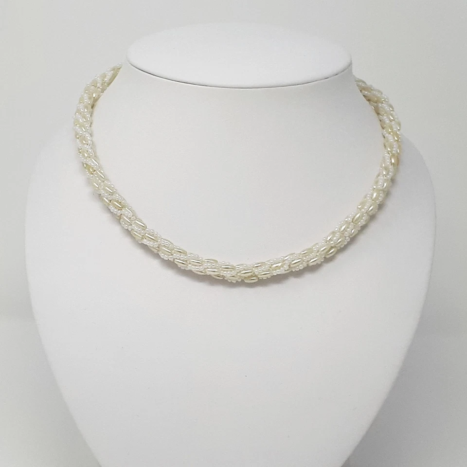 Gehäkelte Perlenkette, weiße Glasperlen & cremfarbene olivenförmige Kunstperlen - Bild 1 von 4