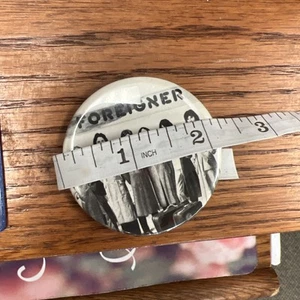 Foreigner Vintage 80er Rock Pin Anstecker Button - Bild 1 von 3