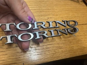 68 69 Ford Torino Fender Emblems Pair 1968 1969 - Foto 1 di 3