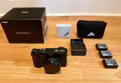 Paquete de cámara Fujifilm X100VI negra - 3 baterías - 700 obturadores - excelente como nueva Foto 1 de 4