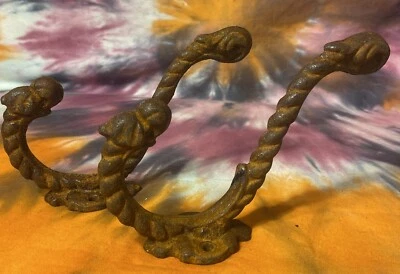 PAR DE GANCHOS DE PARED DE HIERRO FUNDIDO GRANDES VINTAGE. DECORACIÓN DE PARED PÁTINA OXIDADA RÚSTICA Foto 1 de 4