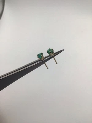 Aretes de oro amarillo de 14k esmeralda natural de 3,6 mm Foto 1 de 4