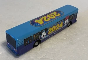 Autobús de transporte diecast Mickey y Minnie Mouse de los parques Disney 2024. - Imagen 1 de 7