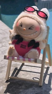 The Monsters VINAL haben einen Sitz "KEIN QRCODE" mit Sonnenoutfit & Stuhlpuppe enthalten - US - Bild 1 von 9