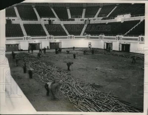 Foto de prensa 1936 tablones rasgados para reemplazar la arena principal del auditorio Publi - Imagen 1 de 2