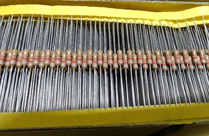 100 x 820R 0.5W 5% carbon film resistors 1/2W KOA Denco RD33-st-J - Picture 1 of 2