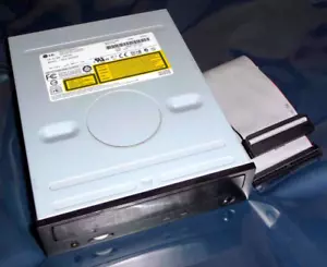 LG GCE 8320B CD-R/RW Drive - 32x10x40x IDE Black Bezel - Foto 1 di 3