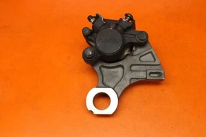 06-09 2007 YAMAHA YZF R6S OEM PINZA DE FRENO TRASERA CON SOPORTE DE MONTAJE CON PASTILLAS - Imagen 1 de 7