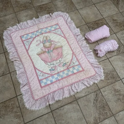 Cobertor e lençóis ajustados vintage para berço de coelho rosa Daisy Kingdom - Imagem 1 de 4