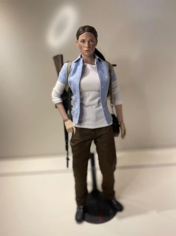 1:6 Custom Phicen Last of Us Ellie Figure w stand rifle coat & parts Tomb Raider Cover