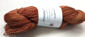 Pintura a mano de diente de león rosa 100 % encaje merino superlavado 100 g/950 yardas Miss Moneypenny - Imagen 1 de 2