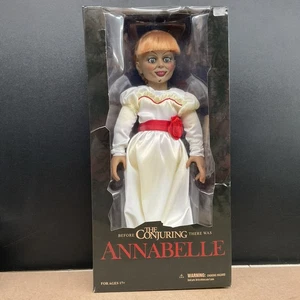 Muñeca Mezco Toyz The Conjuring Annabelle de 18 pulgadas Warner Bros - Caja dañada - Imagen 1 de 7