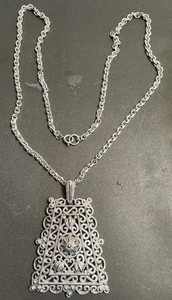 Collar grande amuleto colgante filigrana etrusca ornamentado corona trifari vintage - Imagen 1 de 3