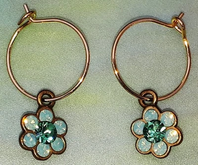 Pendientes de aro de oro Michal Negrin verde mar flores de cristal de Swarovski años 90 y2k Foto 1 de 4
