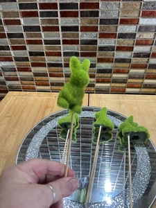 4 X MINI GREEN TOPIARY RABBIT PICKS / BOUQUET / VASE EASTER DECORATIONS BNWOT - Picture 1 of 18