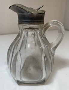 Antigua jarra de jarabe de vidrio transparente tapa de peltre EAPG de colección victoriana de 1890 - Imagen 1 de 8