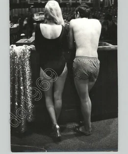 FOLIES BERGERE Cabaret in PARIS, FRANCE Behind the Scenes Press Photo 1950s - Picture 1 of 2