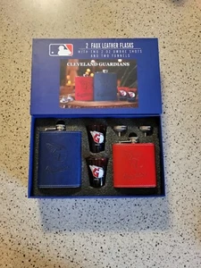 MLB Cleveland Guardians 2 fiaschette ecopelle 2 occhiali da tiro ombreggiati e 2 imbuti - Foto 1 di 6