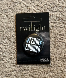 TWILIGHT TEAM EDWARD PIN BOTÓN NECA TEMA CANDENTE LUNA NUEVA ECLIPSE AMANECER - Imagen 1 de 2