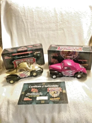JUEGO DE 2 COCHES NASCAR Lee Ann Rimes 1941 Ford Willys escala 1:24 1/2500 dorado/rosa intenso Foto 1 de 4