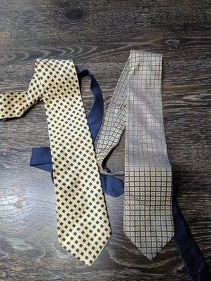 Tommy Hilfiger Corbata Lote de 2 Para Hombre Talla Única Dorado Azul Marino Seda Geométrica Hecha en EE. UU. Foto 1 de 4