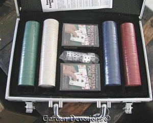 ¡Bonito! JUEGO DE POKER TORNEO TEXAS HOLD 'EM Cardinal's ~ Estuche de Metal - Imagen 1 de 3