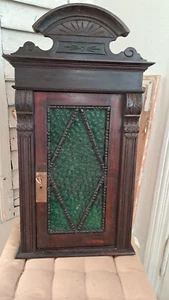 Hängeschrank antik Vitrine mit grüner Glasscheibe - Bild 1 von 11