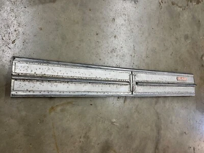 Oldsmobile Cutlass F-85 442 1965 panel trasero moldura Foto 1 de 4