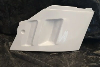 Suzuki GSXR1100 Slingshot 1988/90 Front Centre Right Fairing Panel Fiberglass  — 第 1/4 张图片