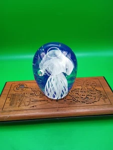 Briefbeschwerer Kunstglas Quallen blauer Hintergrund App 4" - Bild 1 von 7