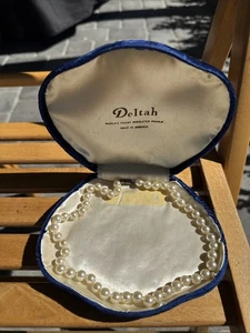 "Collar Deltah perlas simuladas aproximadamente 18"" vintage años 40 con estuche de cangrejo" - Imagen 1 de 6