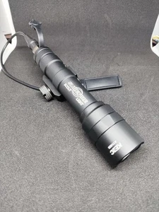 SureFire M600 Luce LED Scout Ultra Alta Potenza Nera Inutilizzata CR123A - Foto 1 di 4