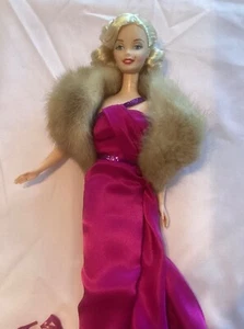 Marilyn Monroe Barbie Puppe How To Marry a Millionaire Kleid mit Fell - Bild 1 von 4