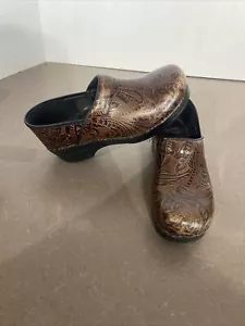 Brown Leather Women's Dansko Clogs Size 40 Tooled Floral Gold And Brown - Picture 1 of 11