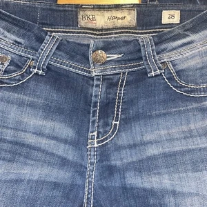 BKE Jeans Donna 28 Blu Denim Harper Elasticizzato Capri Crop Fade Lavaggio Medio - Foto 1 di 8