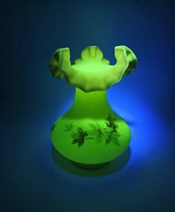 Vintage Fenton Burmese Custard Satin Glass GLOWS Uranium Leaf Pattern Ruffle Rim - Picture 1 of 9
