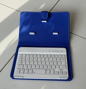 Kompakte Bluetooth Tastatur mit Tablet Halterung - Bild 1 von 3