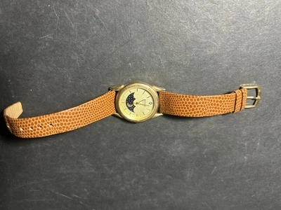 Reloj para mujer Benrus fase lunar 25 mm esfera dorada caja correa de cuero marrón Foto 1 de 4