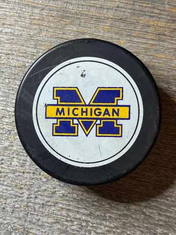 Michigan university men official game hockey puck  Blue White  NHL official Puck Cover