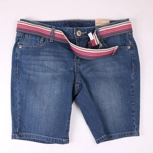 ARIZONA JEAN COMPANY WOMENS DEMIN BERMUDA STRETCH SHORTS WITH BELT SIZE 5 NWT - Picture 1 of 2