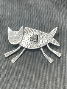 Broche de Metal de Colección Hecho a Mano MEDIADOS DE SIGLO MODERNO La Petite Catfish Kitty Firmado - Imagen 1 de 12