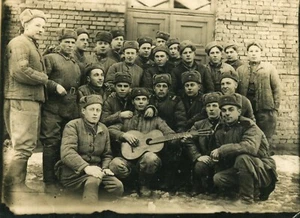 Hübsche junge Männer Soldaten Gitarre Musiker Gay Int Vintage Foto - Bild 1 von 3