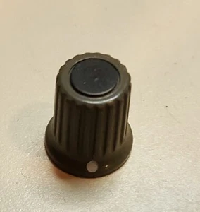 One Tektronix grey skirted knob with dot and black top from TM500 plug in - Picture 1 of 1