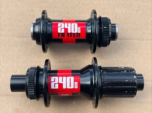 DT SWISS 240S Set mozzi 32 fori F&R, anteriore - 15 x 100, posteriore - lega HG 12 x 142 mm 18 t - Foto 1 di 21
