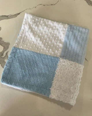 Cobertor BABY Essentials azul branco redemoinhos quadrados/patchwork - Imagem 1 de 2