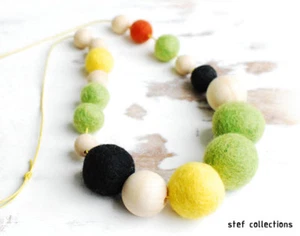 Wooden bead necklace Colourful Green felt balls, Fashionable women necklace Girl - Foto 1 di 3