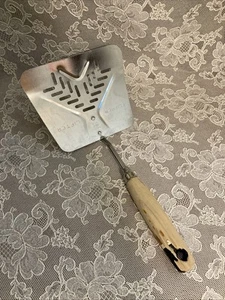 Vintage Ekco A&J USA Meat Lifter Spatula Turner Wood Handle Rustic Farmhouse - Picture 1 of 9