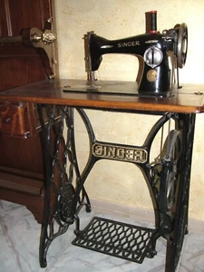 Macchina da cucire SINGER d'epoca in ottime condizioni - Foto 1 di 2