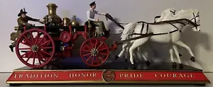 Bradford Exchange Eredità del Coraggio Carro dei Pompieri Capolavoro Scultura Ltd Ed 2023 - Foto 1 di 24