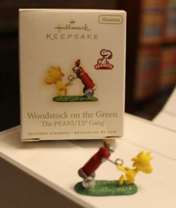 Adorno en miniatura Hallmark Keepsake ~ "Woodstock on the Green" con caja - Imagen 1 de 1